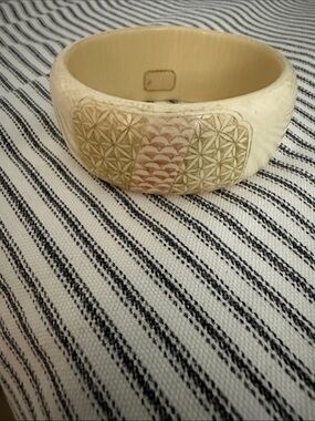 Cream Floral-Accent Resin Bangle Bracelet